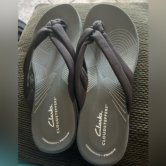 Clarks Cloudsteppers Dark Gray Sandals
Sise 9M - Picture 1 of 9